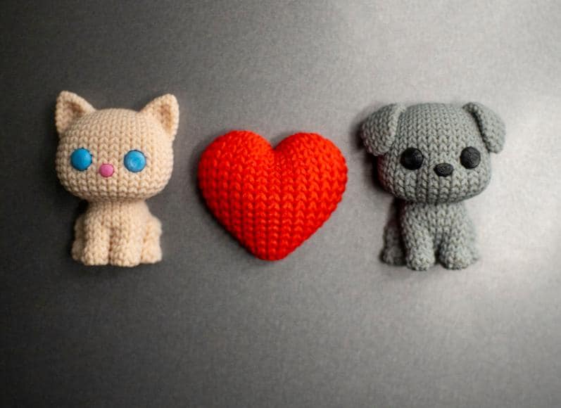 Knitted Fridge Magnet Pack – Puppy Kitty & Heart Magnets – Cute Knitted Style Magnets – Kitchen or Office Decor