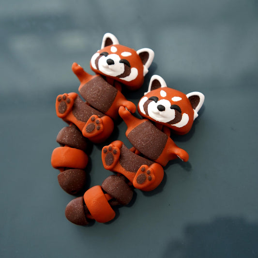 Panda Rojo Flexible | Ruby, el Panda Rojo | Animal articulado flexible | Bonito compañero de escritorio y llavero | Regalo para amantes de los animales